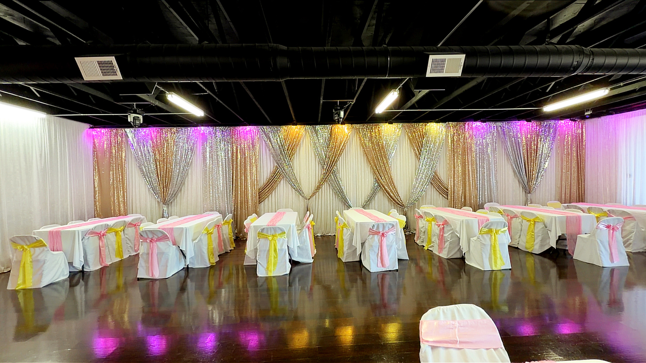 ABQ Sky Events preparado con iluminación rosa